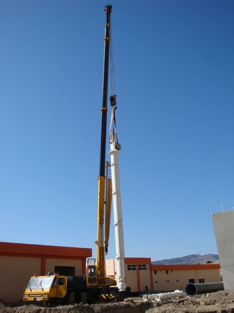 Instalación y extracción de equipo de pozo profundo con grúa